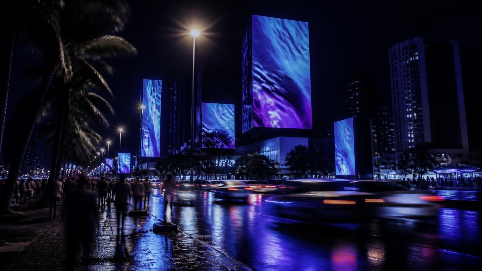 Avenida à noite com telas digitais iluminadas em azul